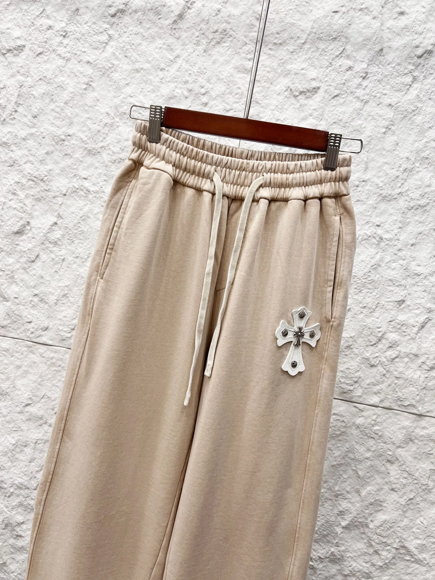 Chrome Hearts（ In Stock） ， ， ， Retro ， ， Classic 。Cemetery Cross + ：Top-Grain Cowhide （Genuine Leather ） ： ： （4 ） ： 。 Genuine Leather ；Black Khaki Sizes；S-2XL （ ） （ ）
